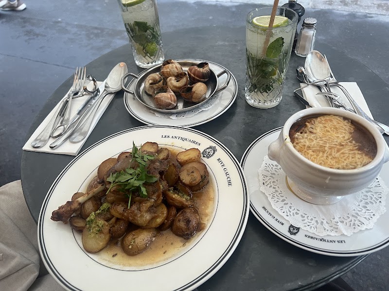 Restaurant Les Antiquaires à Paris, France