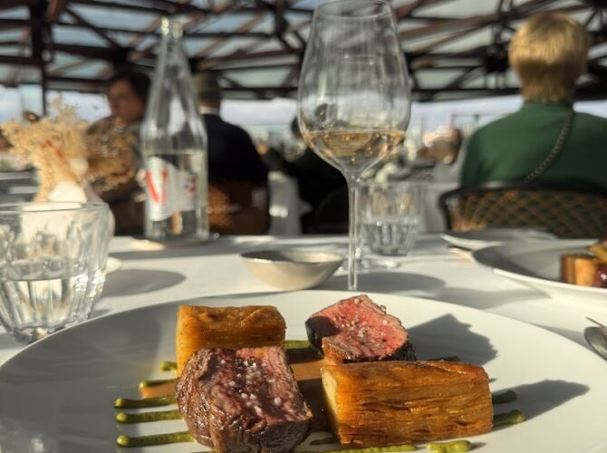 Restaurant Les Ombres à Paris, France