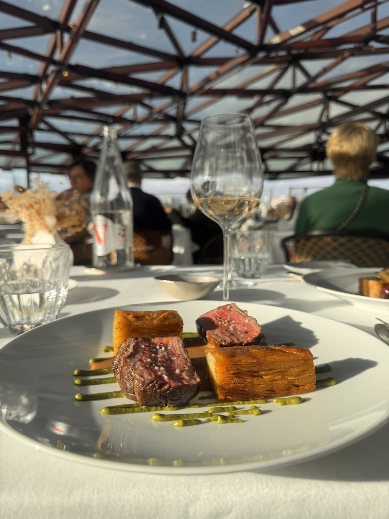 Restaurant Les Ombres à Paris, France