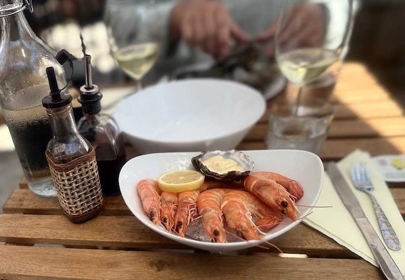 Restaurant Les pieds dans l eau à Port de Loupian, France