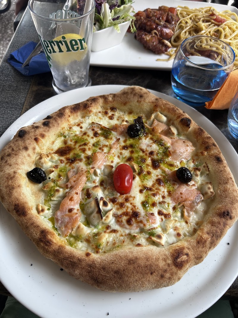Restaurant Pizzeria Le Petit Rocher à Grenoble, France — photo 2