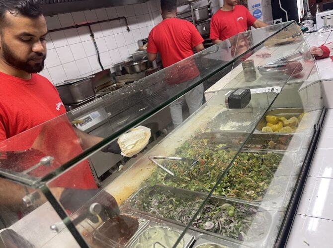 Restaurant Sürpriz – Berliner Kebab à Paris, France