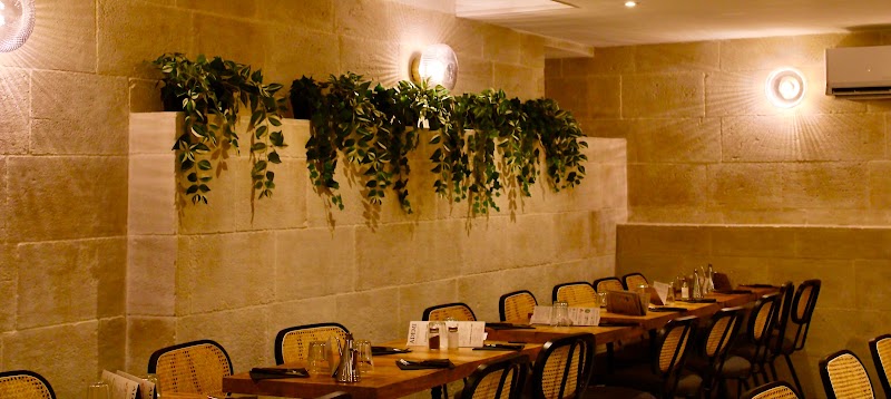 Restaurant Ademi Montmartre à Paris, France