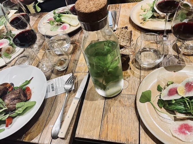 Restaurant Aux Plumes à Paris, France