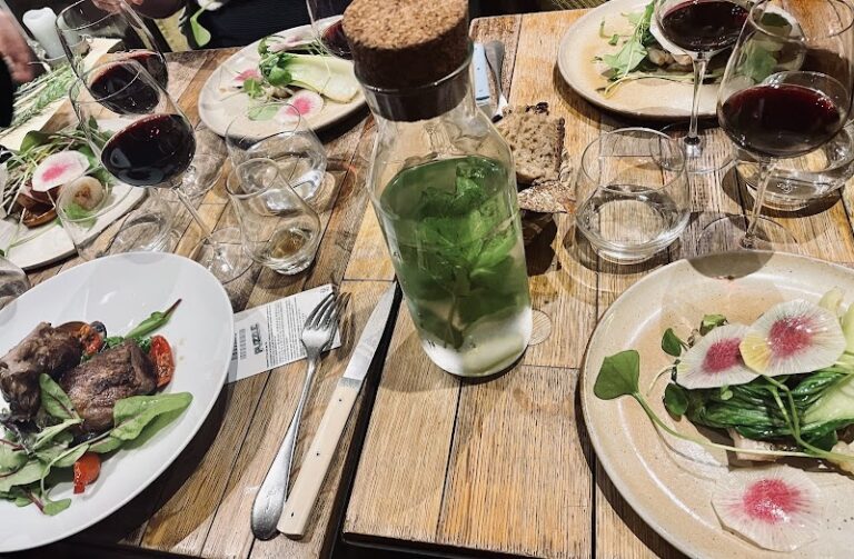 Restaurant Aux Plumes à Paris, France — photo 1
