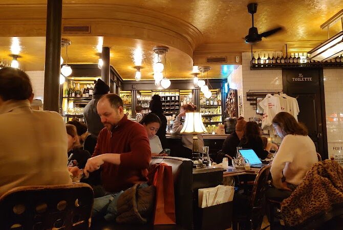 Restaurant Café Charlot à Paris, France