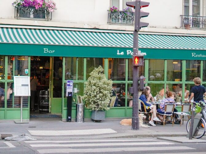Restaurant Café Le Papillon à Paris, France