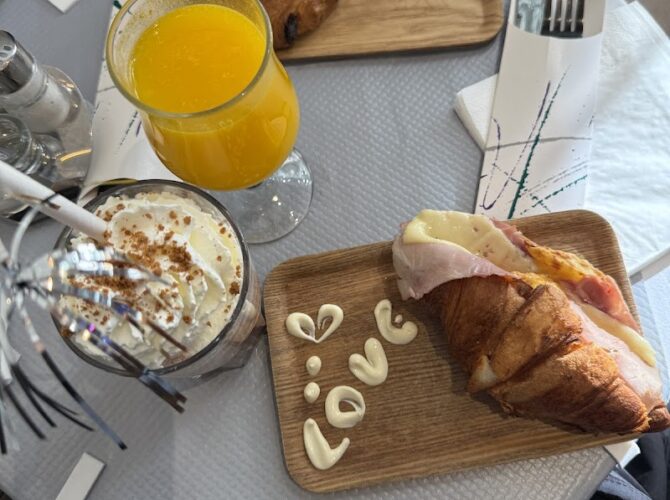 Restaurant Happy Caffé à Paris, France