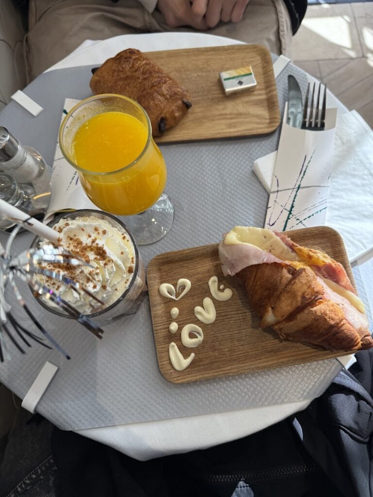 Restaurant Happy Caffé à Paris, France