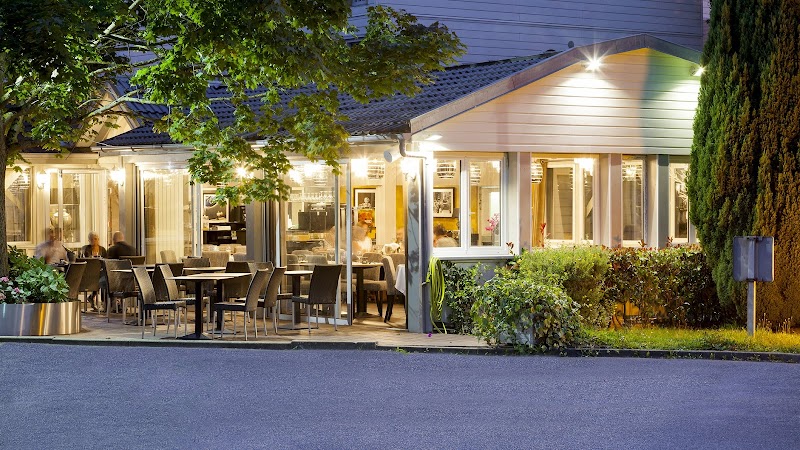 Restaurant Hôtel Acadie Les Ulis à Villebon-sur-Yvette, France