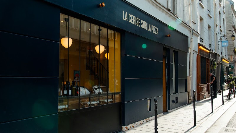 Restaurant La Cerise sur la Pizza – Place des Vosges à Paris, France