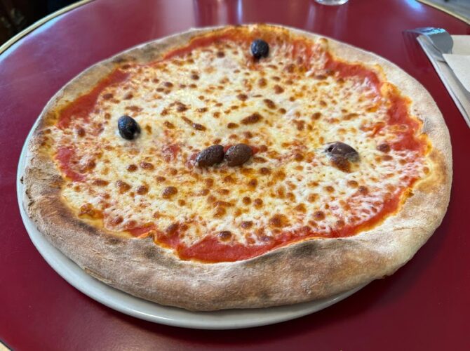 Restaurant La Cerise sur la Pizza – Rue de Bretagne à Paris, France