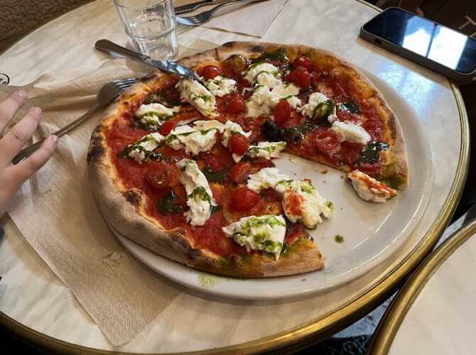 Restaurant La Cerise sur la Pizza – Rue Saint-Paul à Paris, France