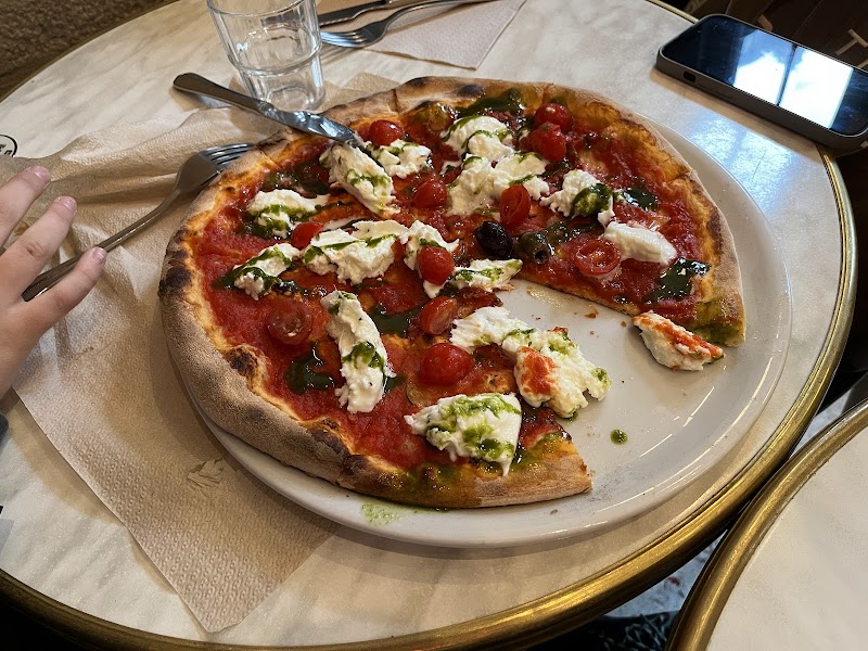 Restaurant La Cerise sur la Pizza – Rue Saint-Paul à Paris, France — photo 3