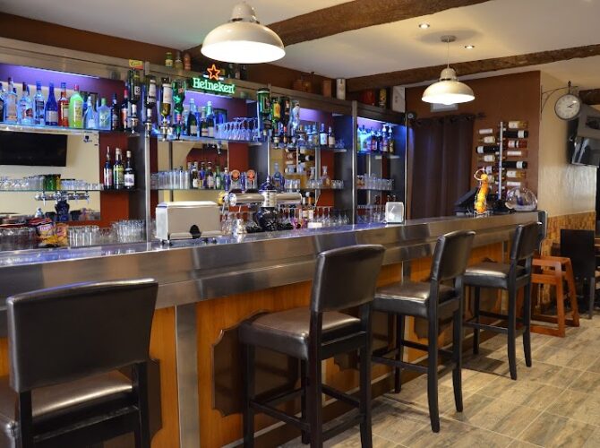 | La Cigale | Hôtel | Restaurant | Puget-sur-Argens à Puget-sur-Argens, France