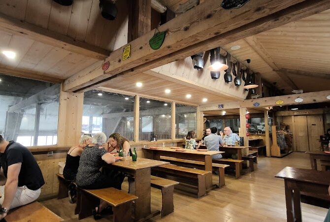 Restaurant La Ferme de la Charbonnière à Menthon-Saint-Bernard, France