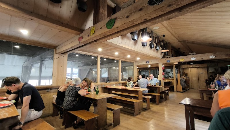 Restaurant La Ferme de la Charbonnière à Menthon-Saint-Bernard, France