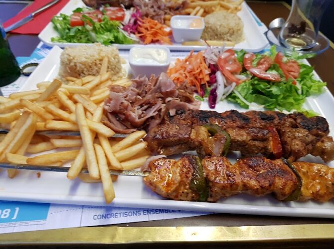 La place restaurant kebab à Montereau-Fault-Yonne, France