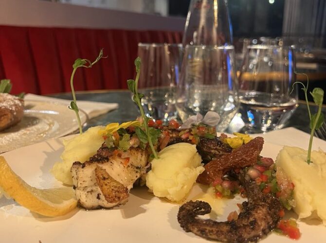 Restaurant La Rose Bleue à Paris, France