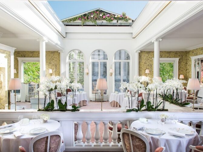 Restaurant Lasserre à Paris, France