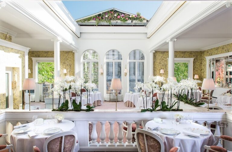 Restaurant Lasserre à Paris, France — photo 1