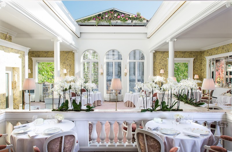 Restaurant Lasserre à Paris, France