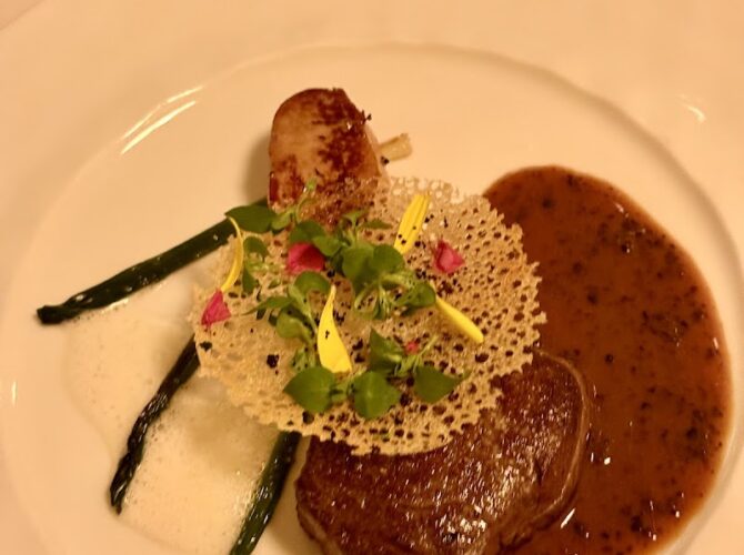 Restaurant Lasserre à Paris, France