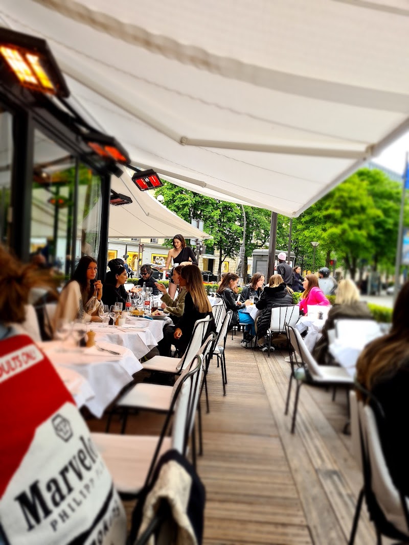 Restaurant L’Avenue à Paris, France