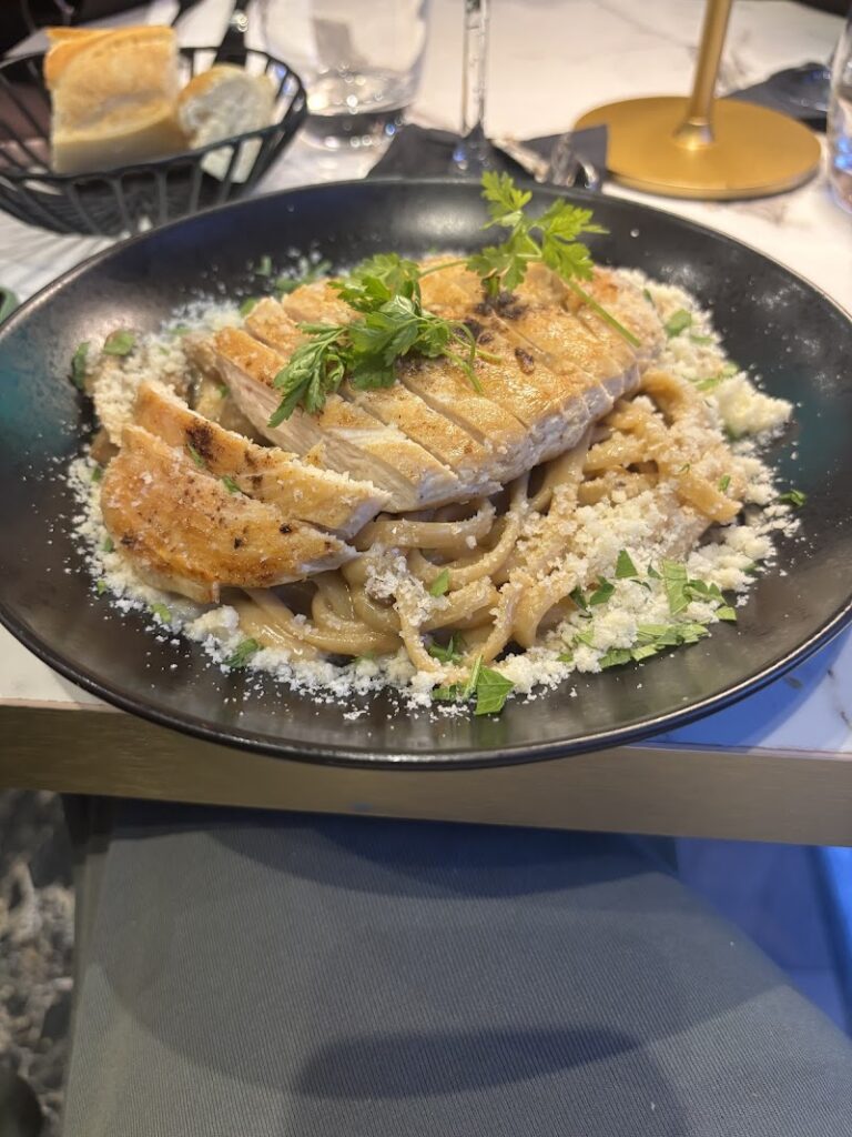 Restaurant Le 8eme à Paris, France