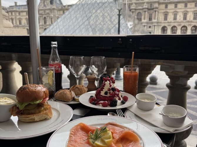 Restaurant Le Café Marly à Paris, France