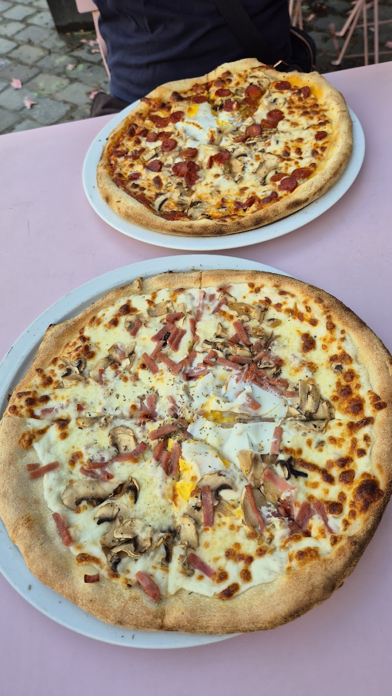 Restaurant Le comptoir à pizza a Paris, France