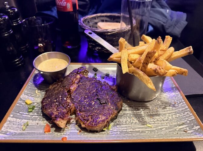 Restaurant Le Confidentiel à Paris, France