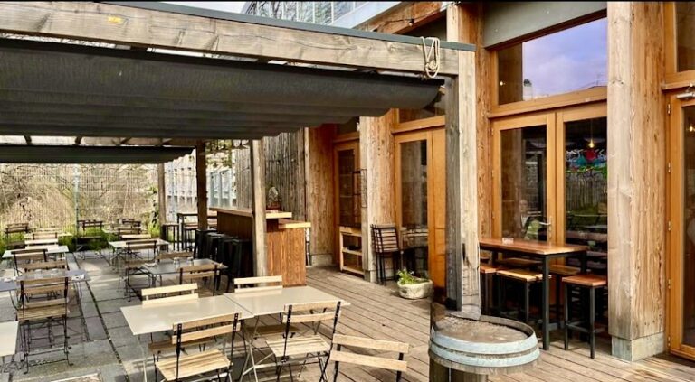 Restaurant Le passage à niveau à Paris, France — photo 1