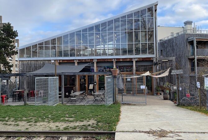 Restaurant Le passage à niveau à Paris, France