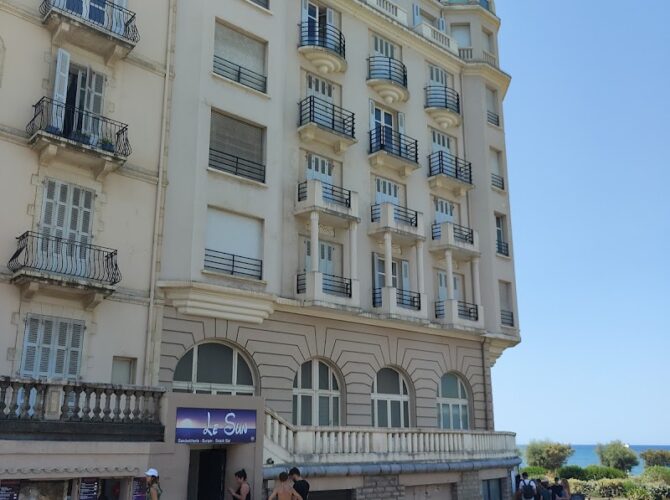 Restaurant Le Sun – Burgers/Paninis/Sandwichs Basque – Grande plage Biarritz à Biarritz, France