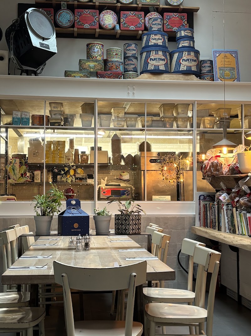 Restaurant Les Amis Des Messina à Paris, France — photo 2