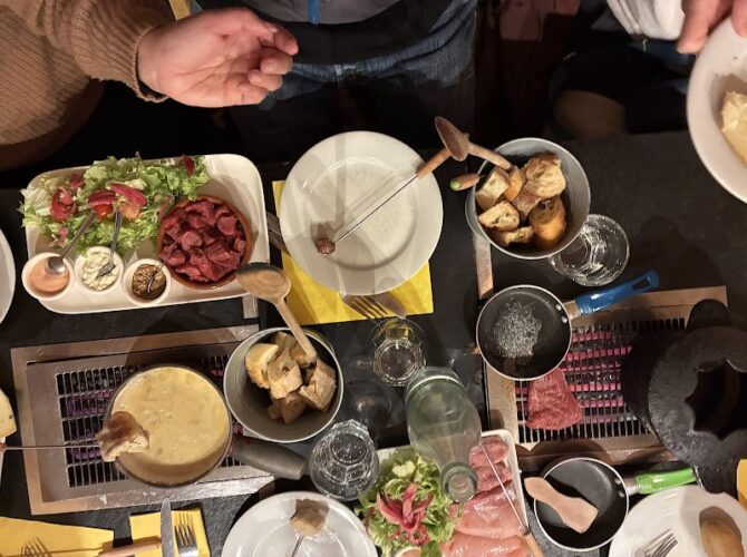 Restaurant Les Fondus de la Raclette Paris 14eme – Montparnasse à Paris, France