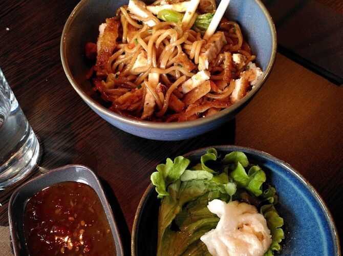 Restaurant Nooshi’s – Noodles & Sushis à Montereau-Fault-Yonne, France