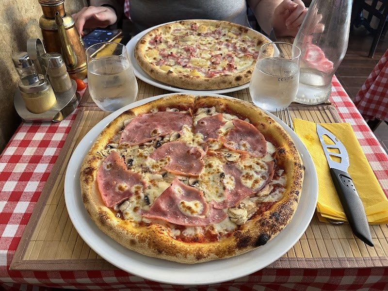 Restaurant Pizza 13 à Paris, France
