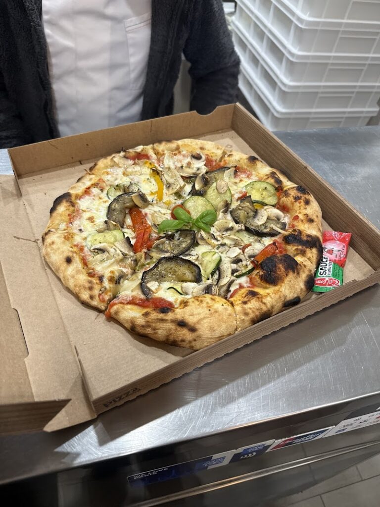 Restaurant Pizza artisanale au Marais, Paris 3 – 45 Rue de Turenne, Place des Vosges – Le Four du Marais, meilleure pizza de Paris. à Paris, France — photo 1
