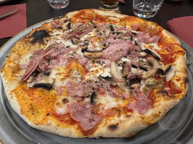 Restaurant Pizza momo à Paris, France