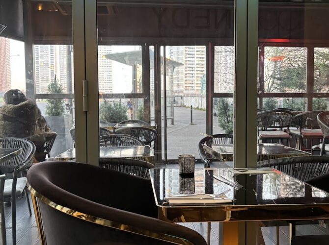 Quai Nedy Lounge Restaurant à Paris, France