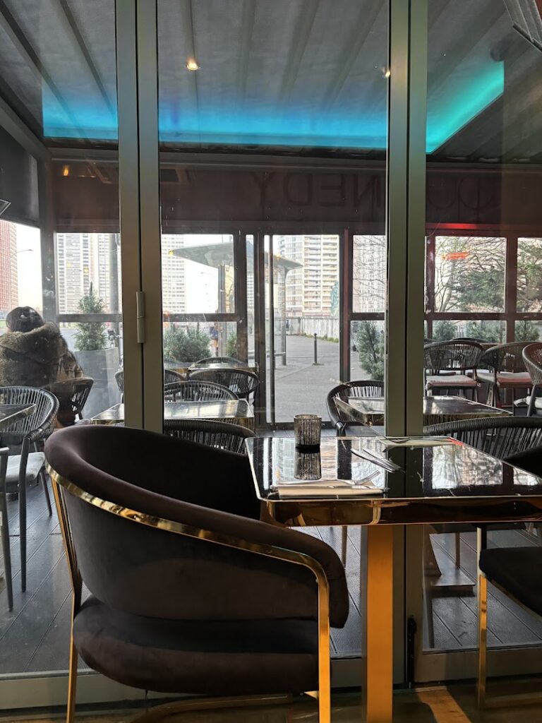 Quai Nedy Lounge Restaurant à Paris, France