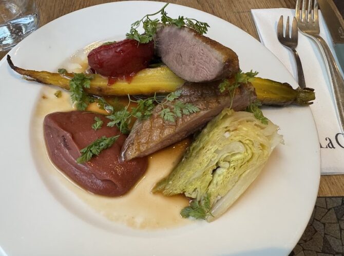 Restaurant La Colline à Paris, France