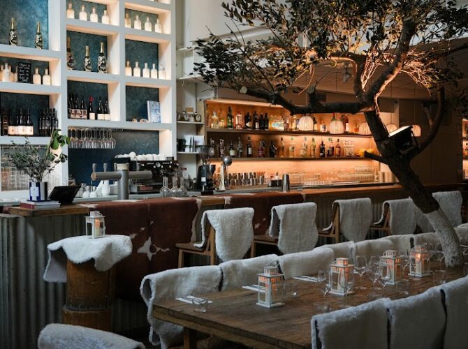 Yaya Secrétan – Restaurant méditerranéen & terrasse par Juan Arbelaez à Paris, France