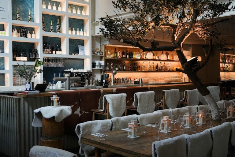 Yaya Secrétan – Restaurant méditerranéen & terrasse par Juan Arbelaez