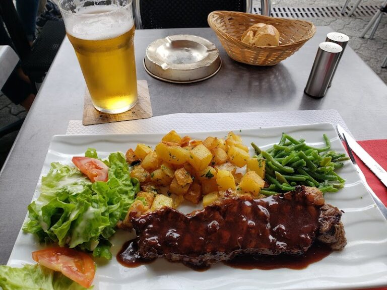 Restaurant At King Albert à Lourdes, France — photo 1