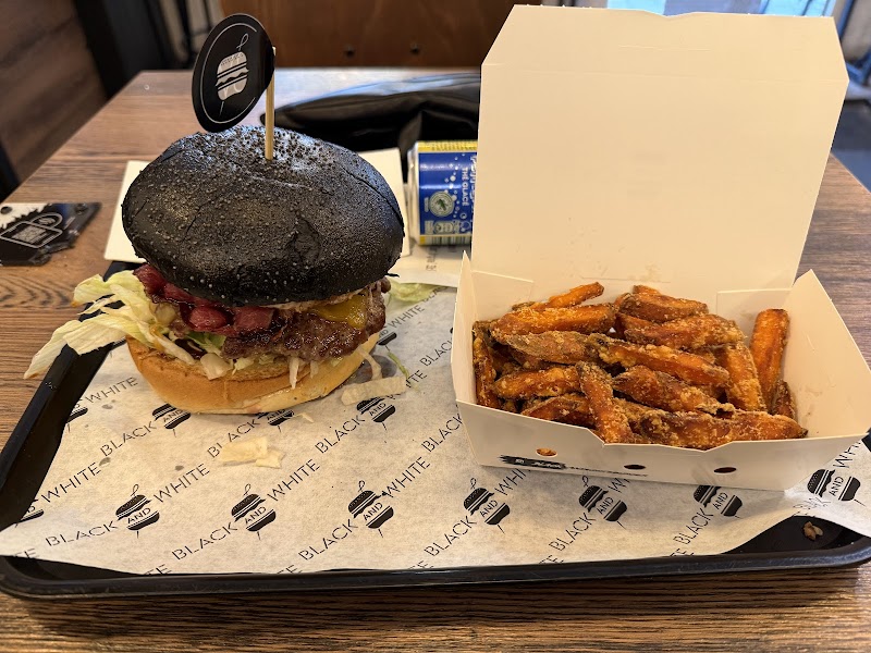 Restaurant Black & White Burger Orleans à Orléans, France — photo 3