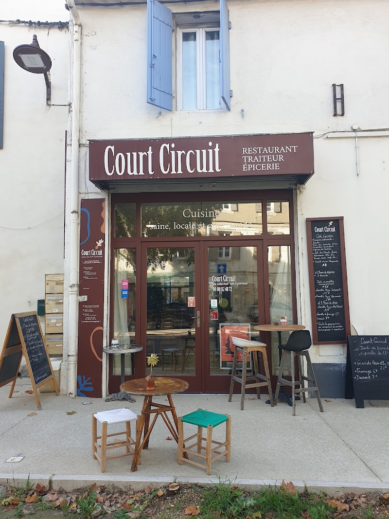Restaurant Court Circuit à Saint-Rémy-de-Provence, France — photo 3