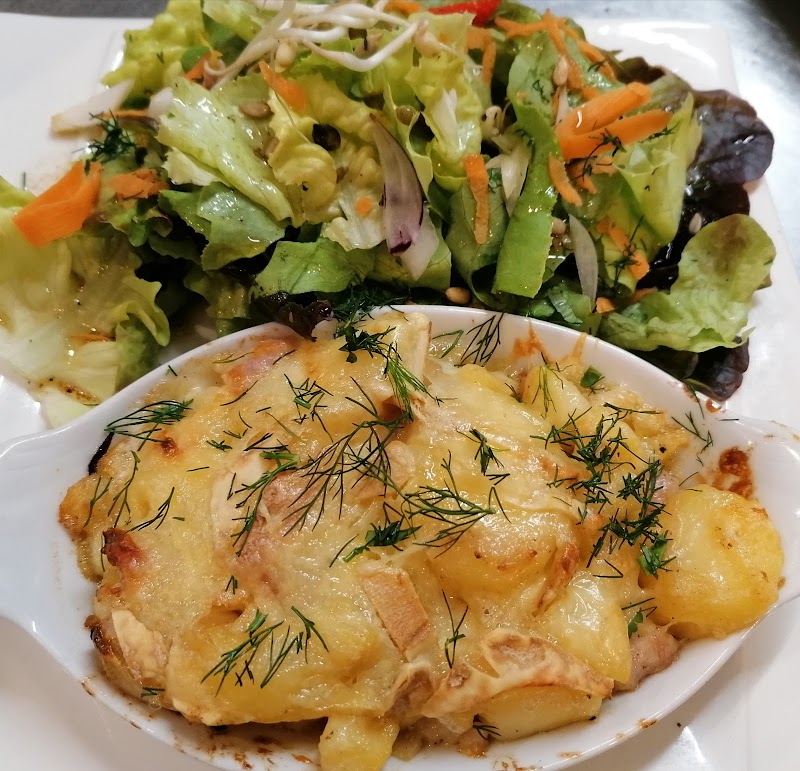 Restaurant La Petite Maison Dans La Cour à Paris, France — photo 2